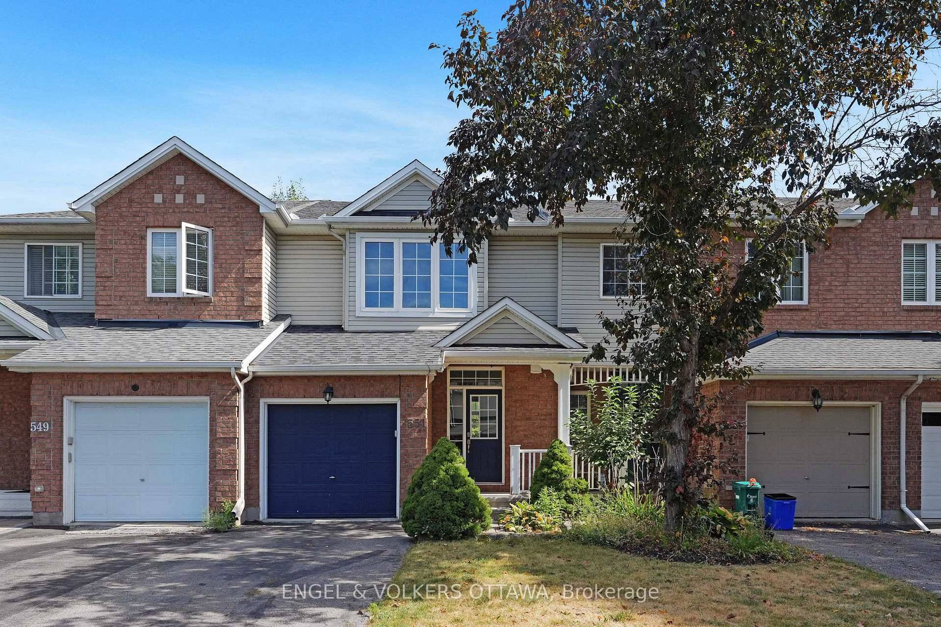 Welcome to this beautifully maintained two storey townhome, offering the perfect blend of comfort, style, and functionality.