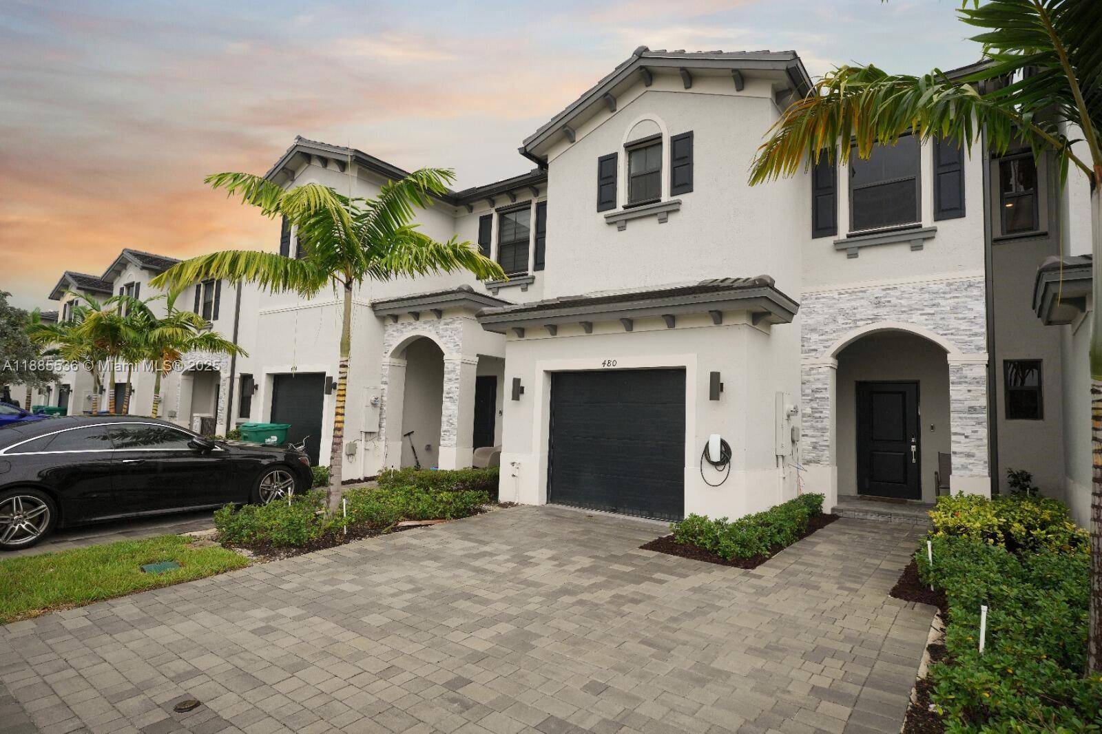 Welcome to this charming townhouse located in Miami, FL.