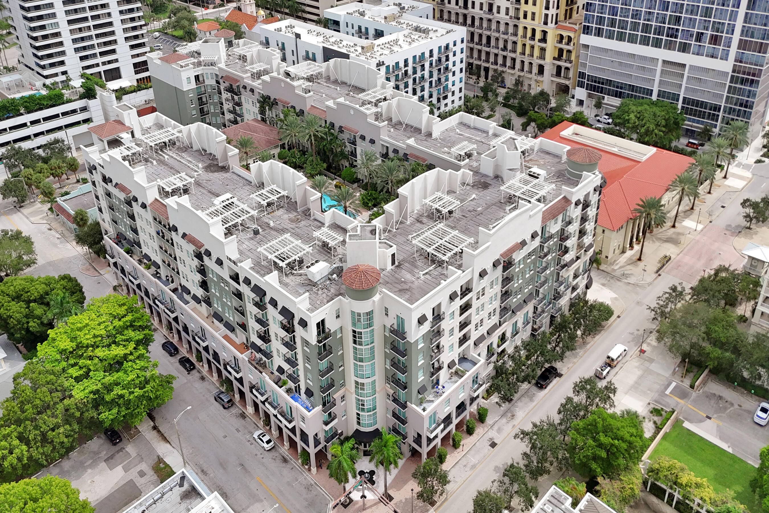 Enjoy the convenience of walking to Brite line, Clematis Street, the Convention Center, Kravis Center, and more.