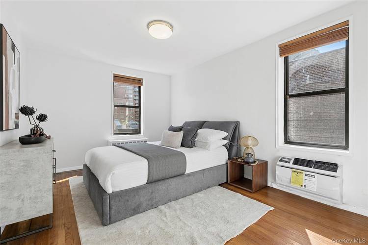 Discover a prime location in the heart of Lenox Hill on the Upper East Side at the Lawrence House, a postwar cooperative.