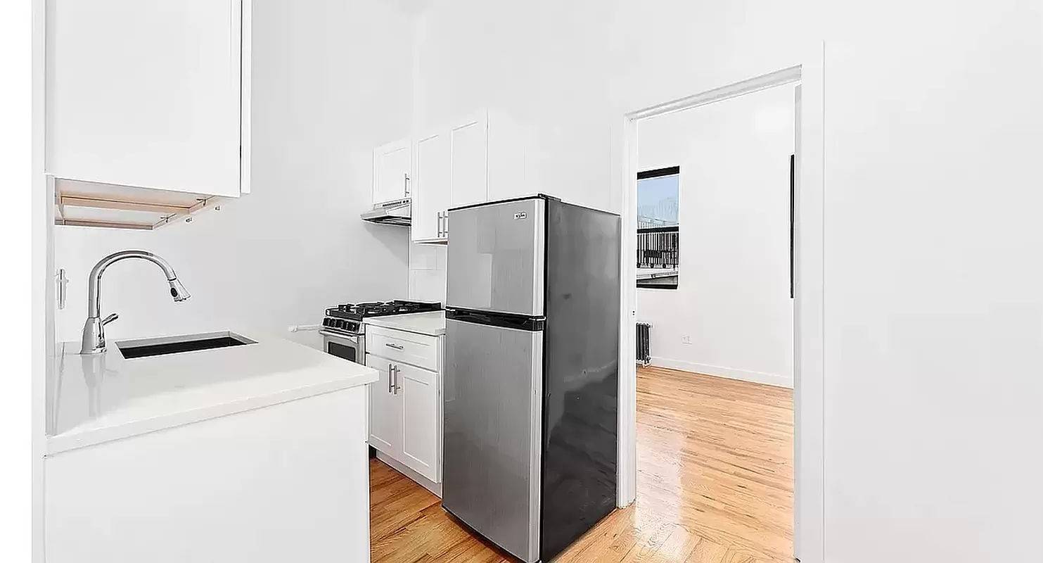pacious and Sunny 2 Bedroom Apartment in the heart of Little Italy !
