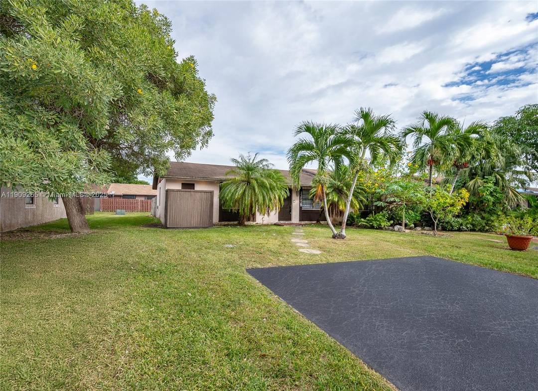 Welcome to this wonderful 2 bedroom, 1 bath corner townhome in the desirable community of San Sebastian.