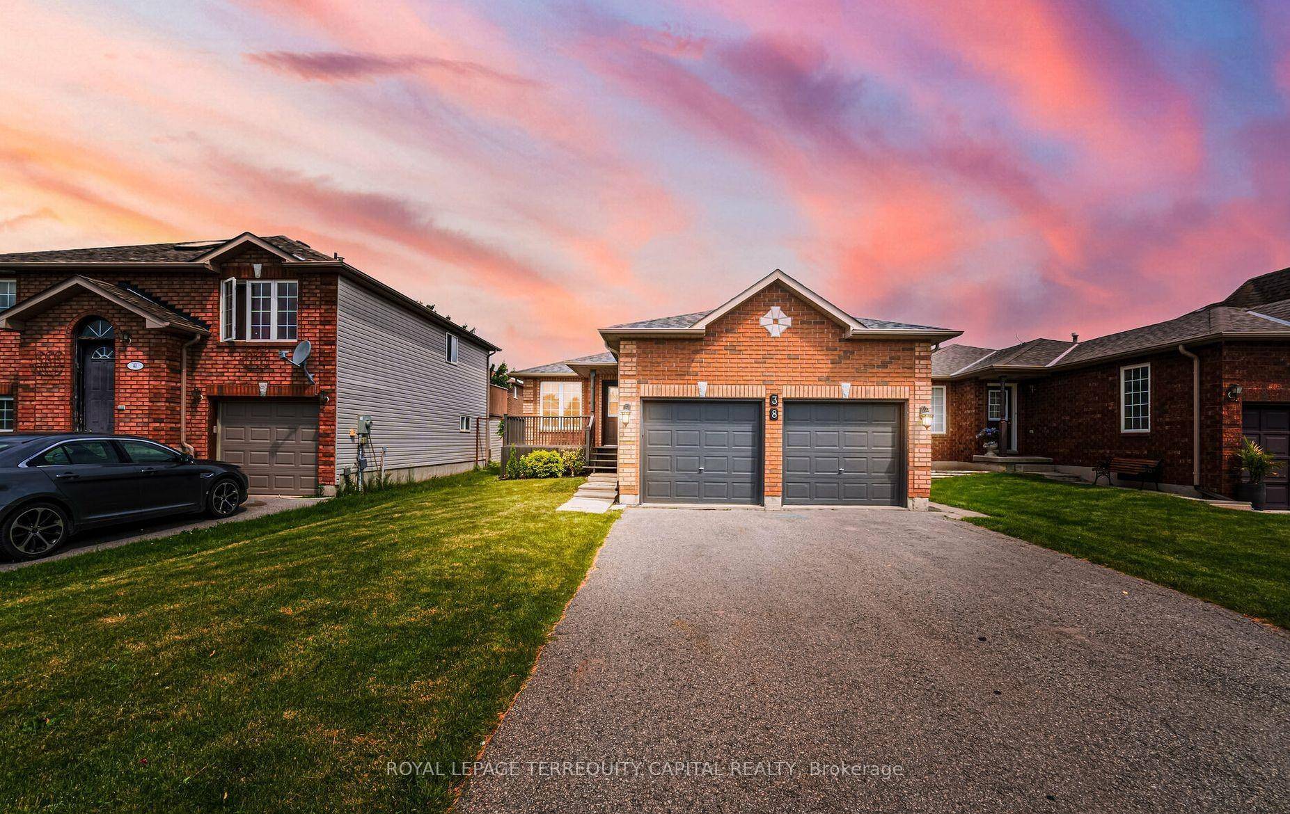 Absolutely stunning Upper Level 3 bedroom, 2 Full bathroom Apartment featuring a Private Backyard and a Garage !
