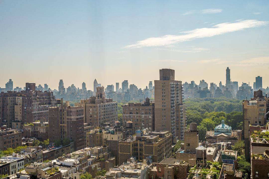 Stunning High Floor Studio with Central Park Views in Lincoln SquareElevate your New York living experience in this designer renovated studio perched high above the city s pulse.