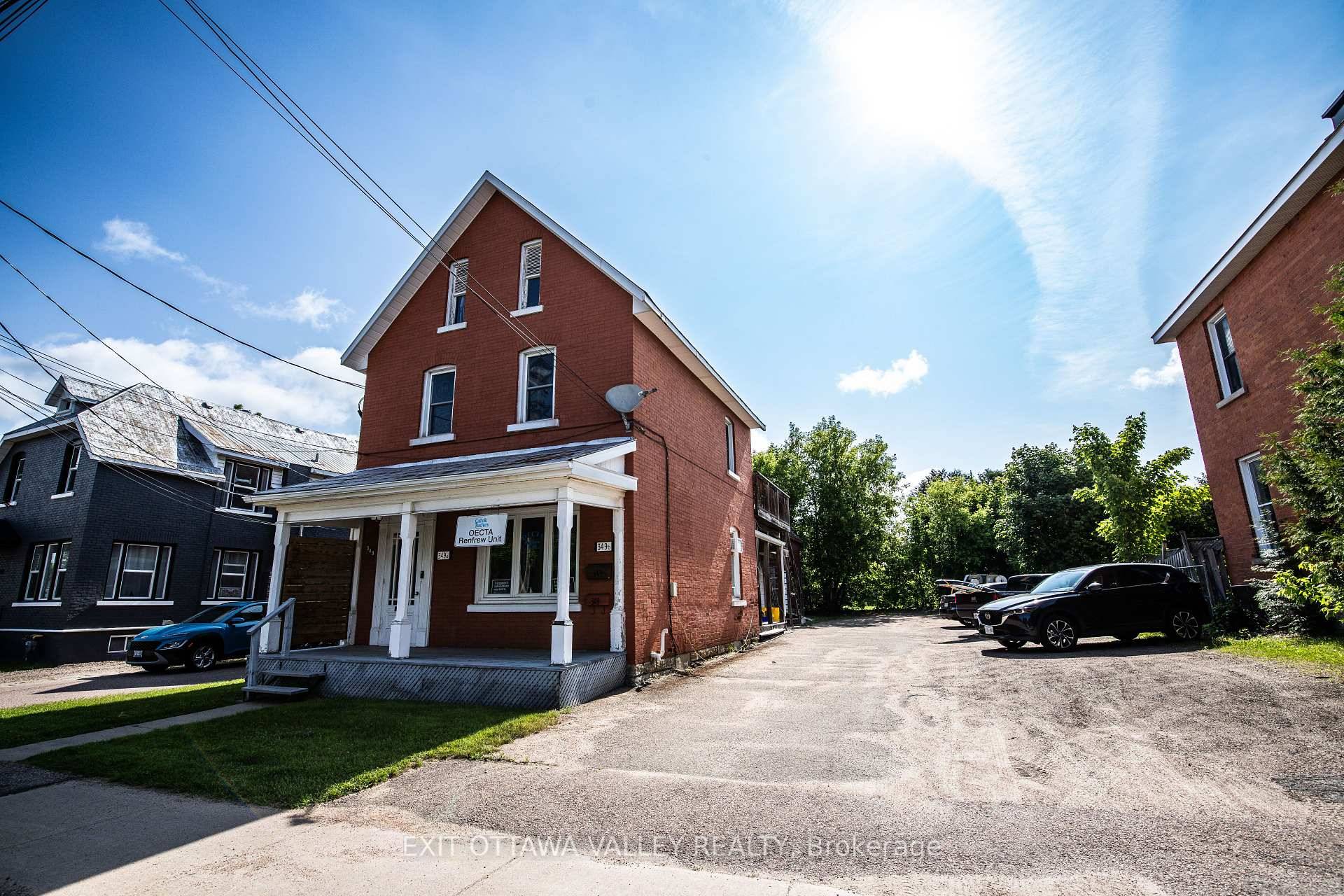 Versatile Commercial property with income potential in central Pembroke Location.