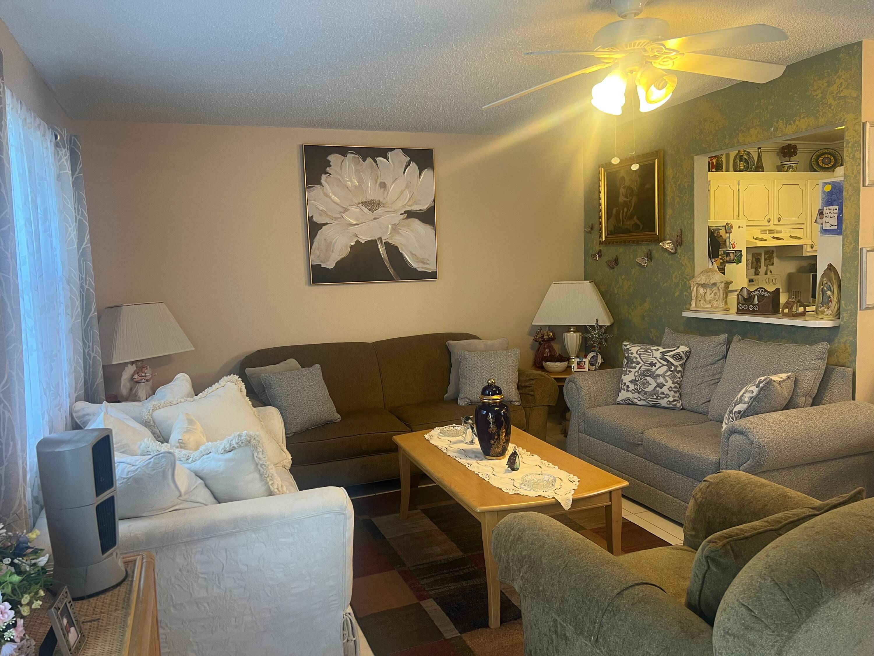 Beautifull 1 1 condo located in Kingspoint Owner has updated bathrooms.