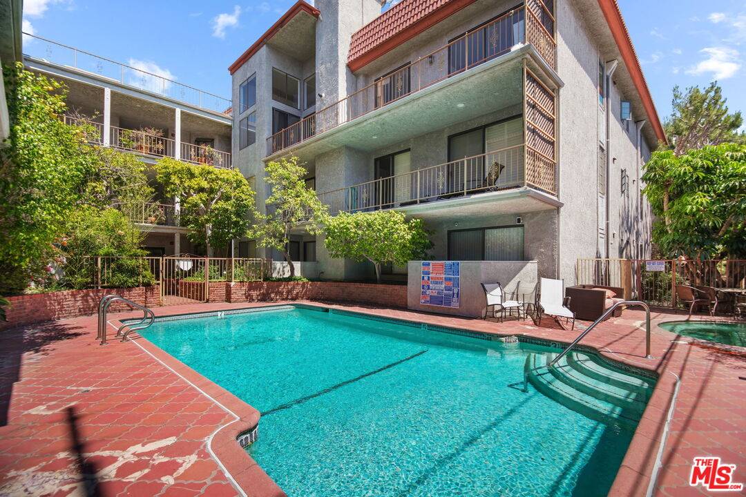 2031  S Bentley Ave 2BR La