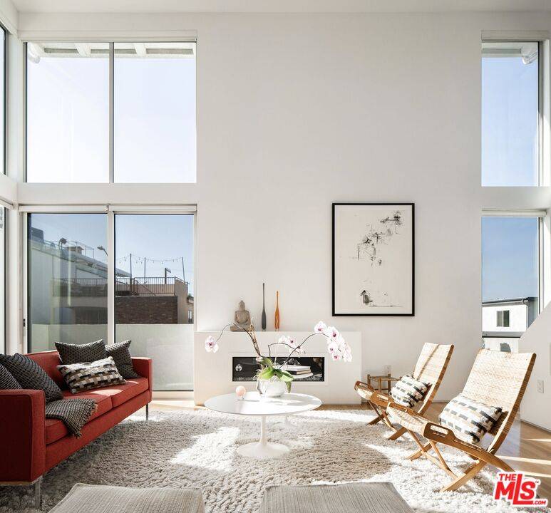 34  S Venice Blvd 2BR Marina Del Rey La