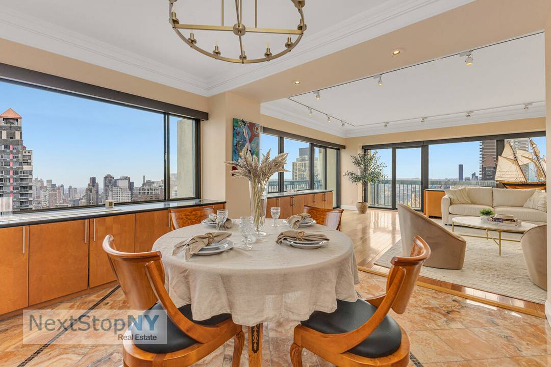 This Penthouse apartment located on the 36th Floor at The Landmark in the highly coveted 6 line is fully renovated and presently configured as an oversized 1 bedroom and 2 ...