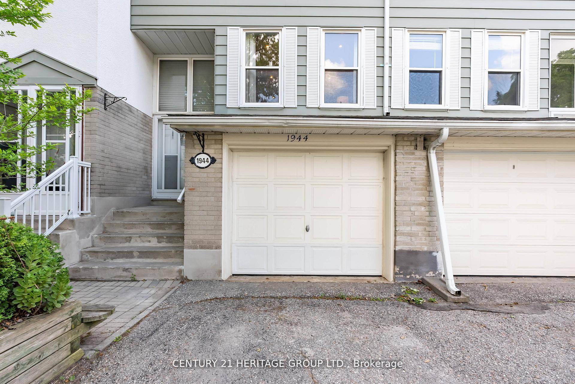 Welcome to 1944 John Street, a beautifully maintained condo townhouse nestled in the highly sought after Bayview Fairways Bayview Glen community of Markham.