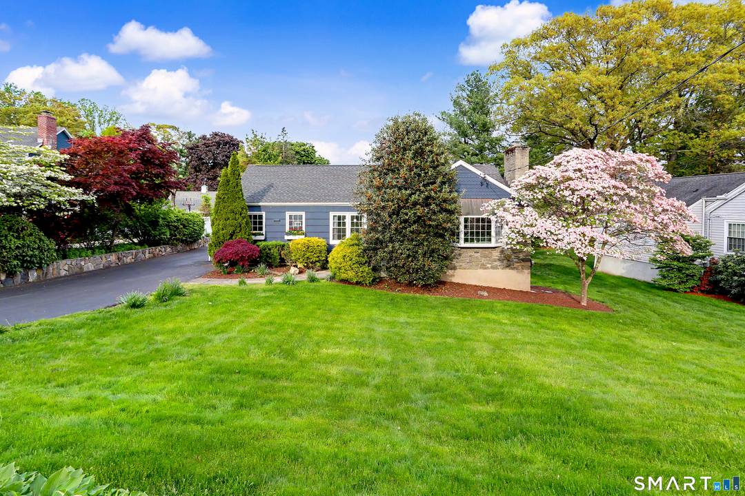 Rare opportunity for easy single level living in Fairfield's sought after University neighborhood.