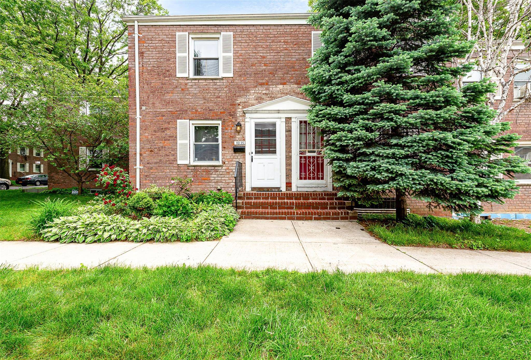 Located in the heart of Forest Hills, this sun drenched corner triplex townhouse offers the perfect blend of suburban tranquility and city convenience.
