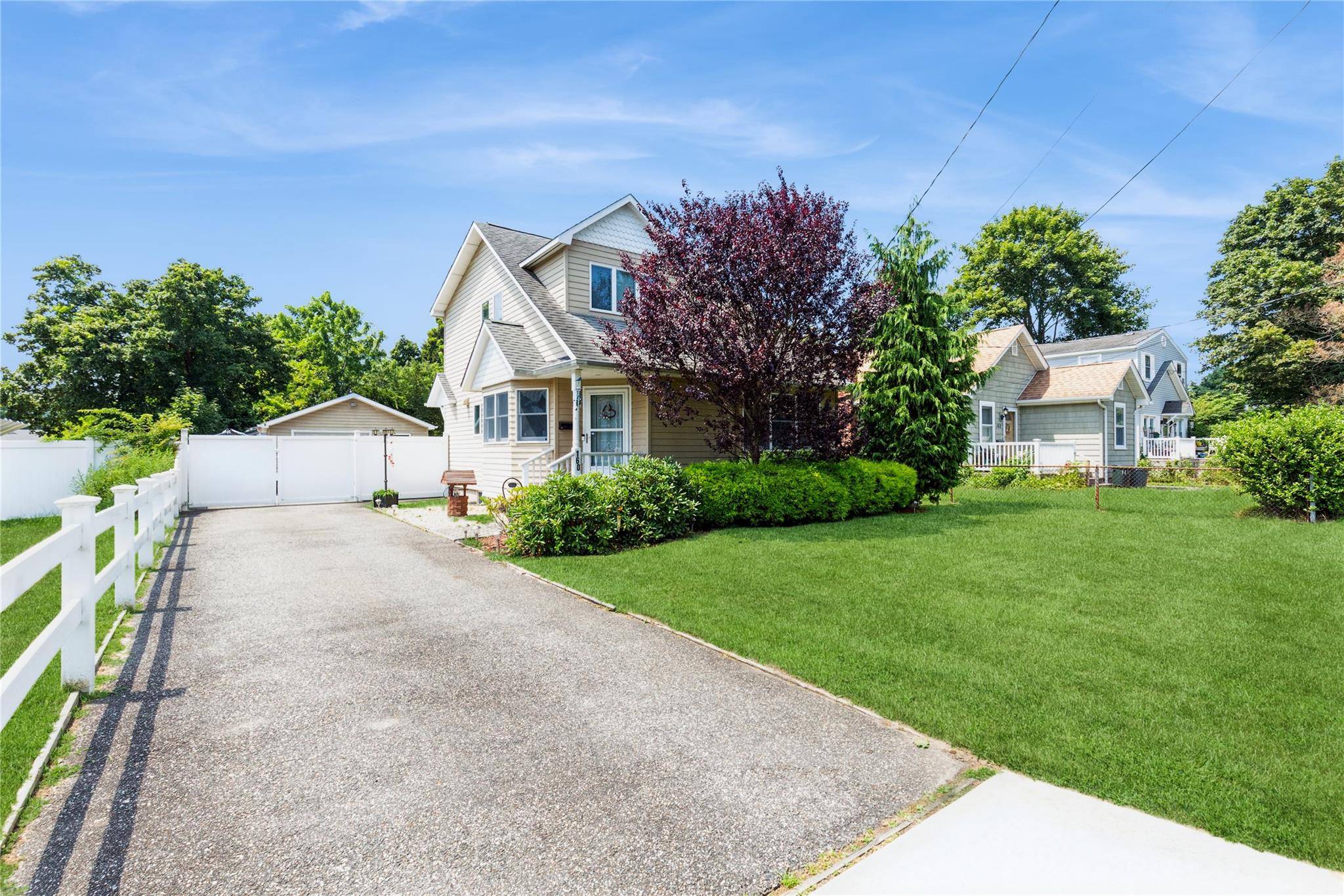 Charming Cape in the Heart of Patchogue !