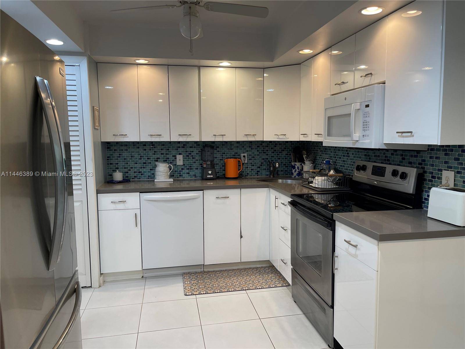 This is a very large fully furnished beautiful 2 bedrooms 2 bathroom unit.