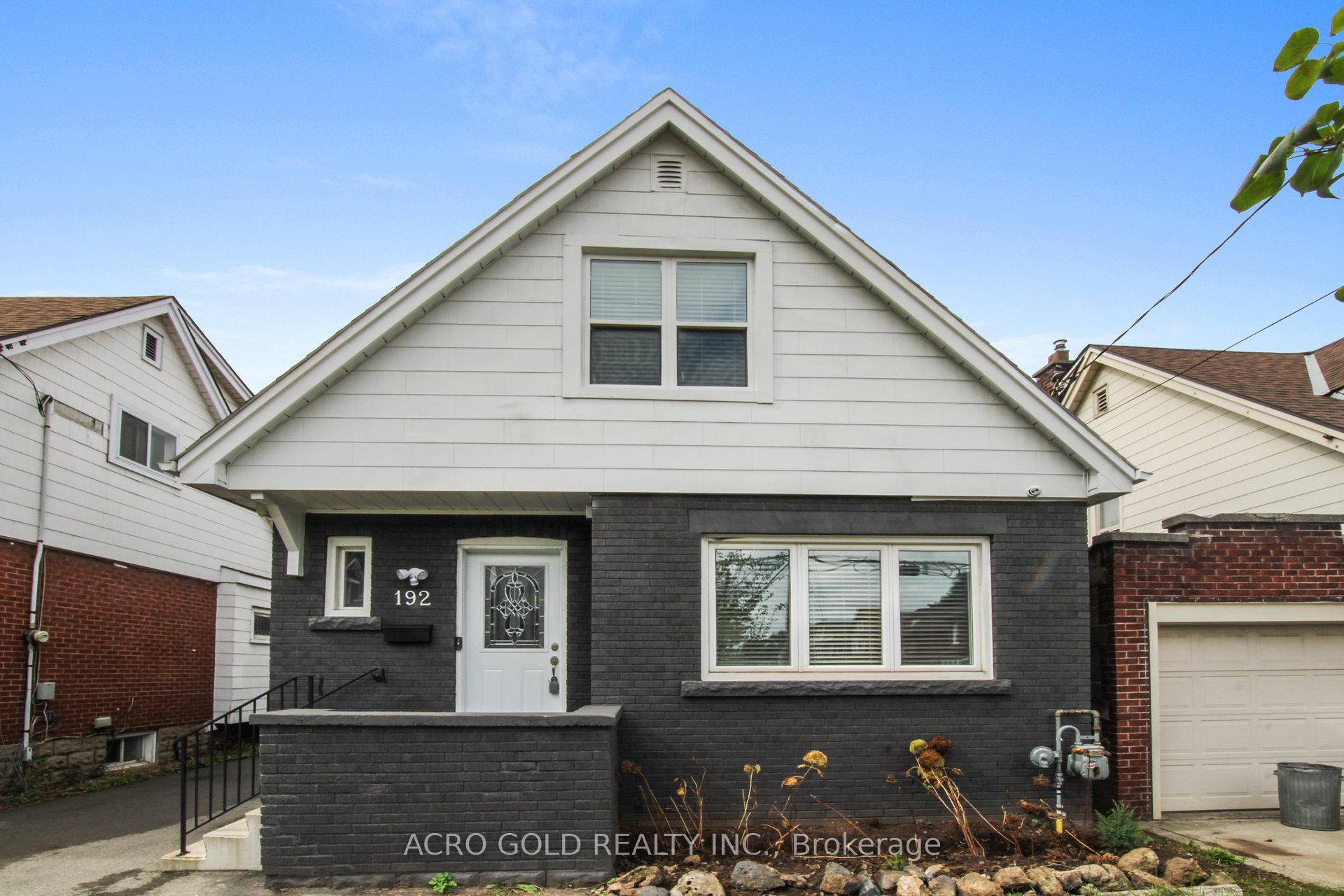 Welcome to Hamilton, offering impeccable curb appeal, nestled on Wentworth St South, make this your home, its Move in Ready, Stunning 3 bedroom, Two Story, detached home !