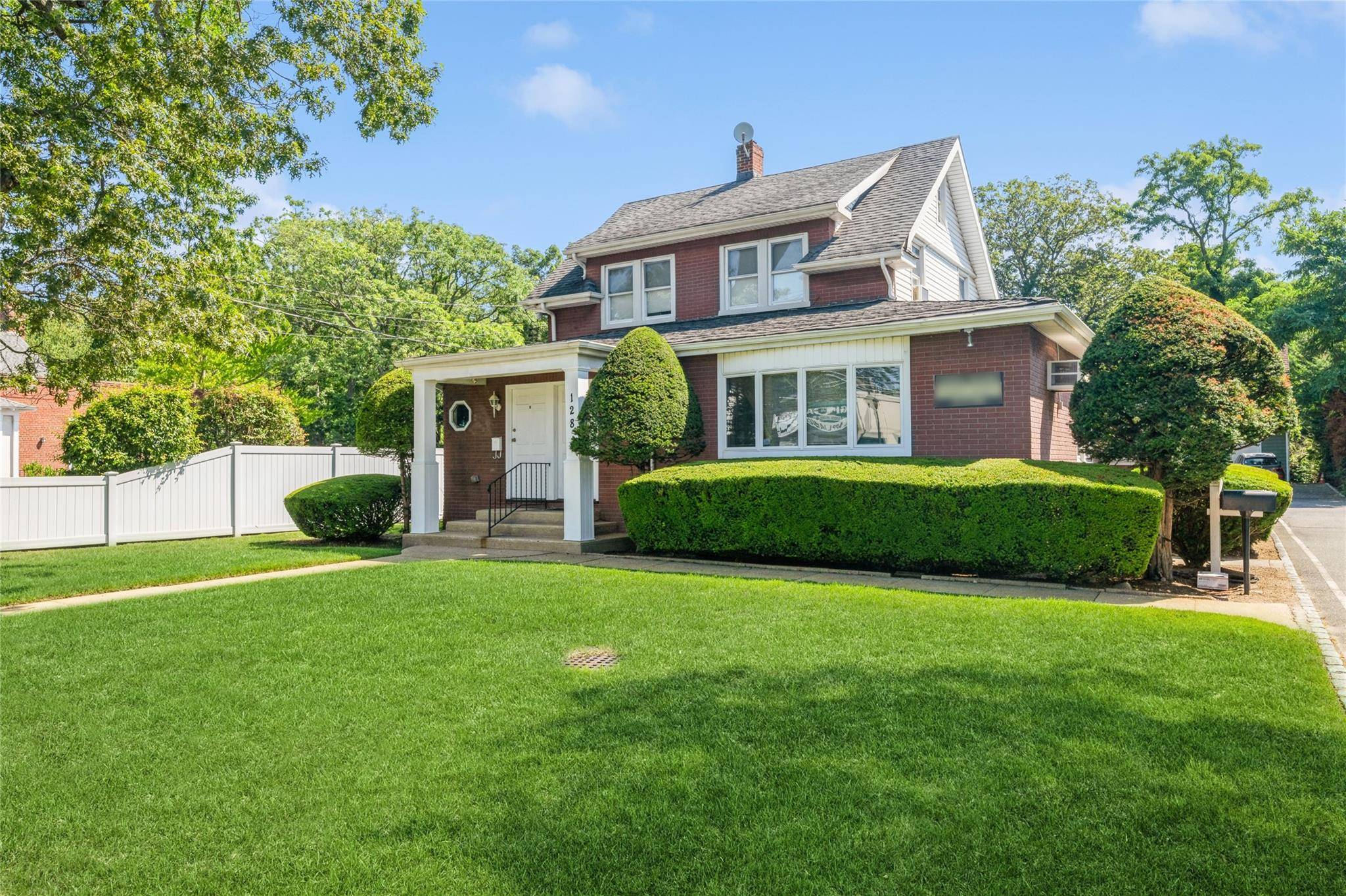 Prime investment or end user opportunity in the heart of Merrick !