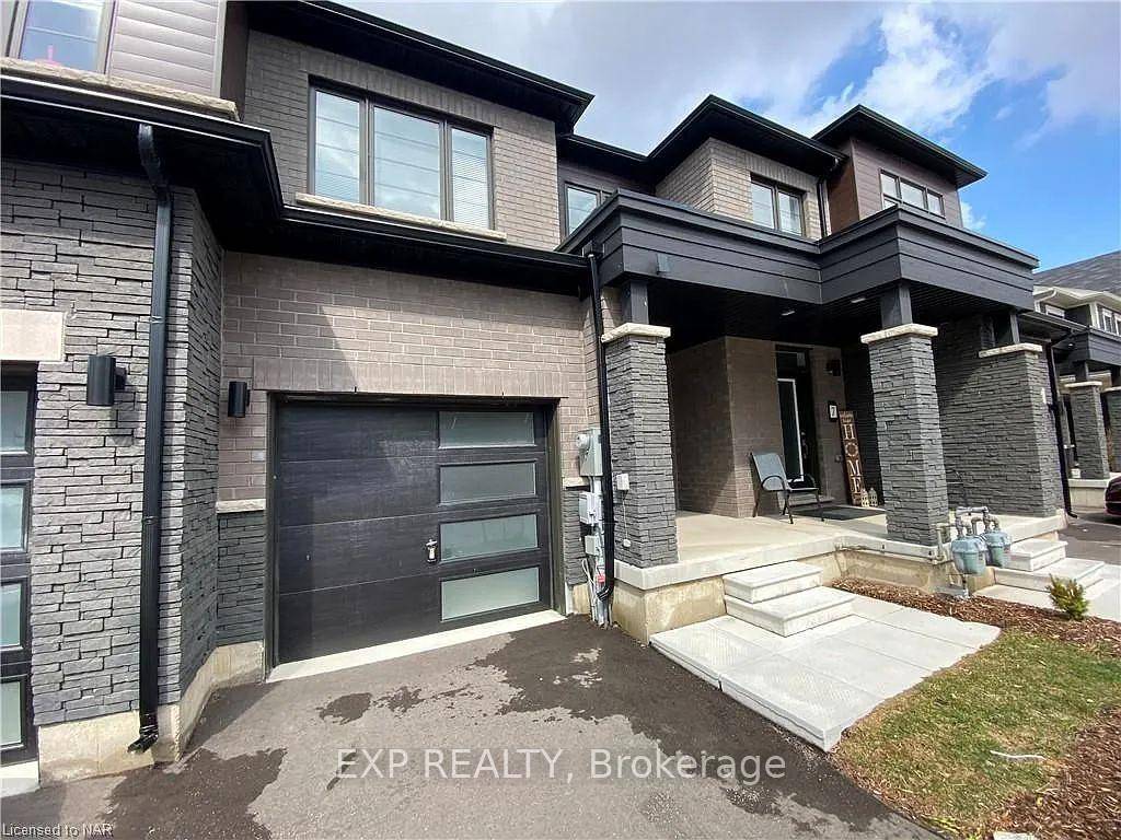 Modern Townhome for Lease in Prime Niagara Falls Location !