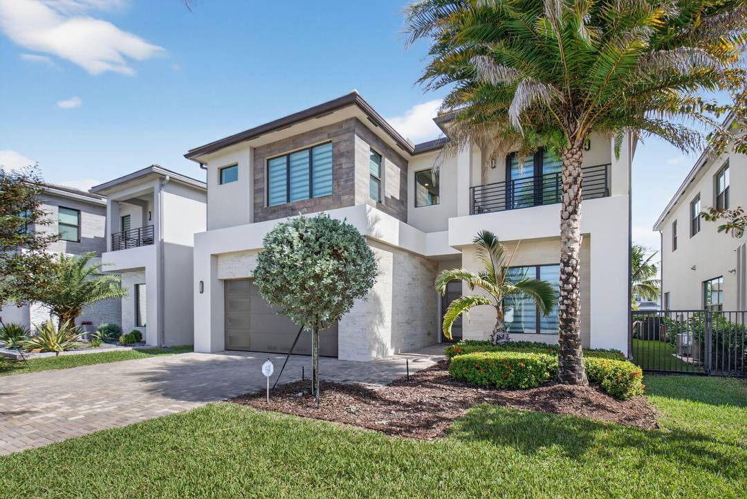 Come Home to this stunning 5 bedroom, 5 full bathrooms Contemporary Home boasts numerous remodeled upgraded high end features and designer finishes, including breathtaking lake views.