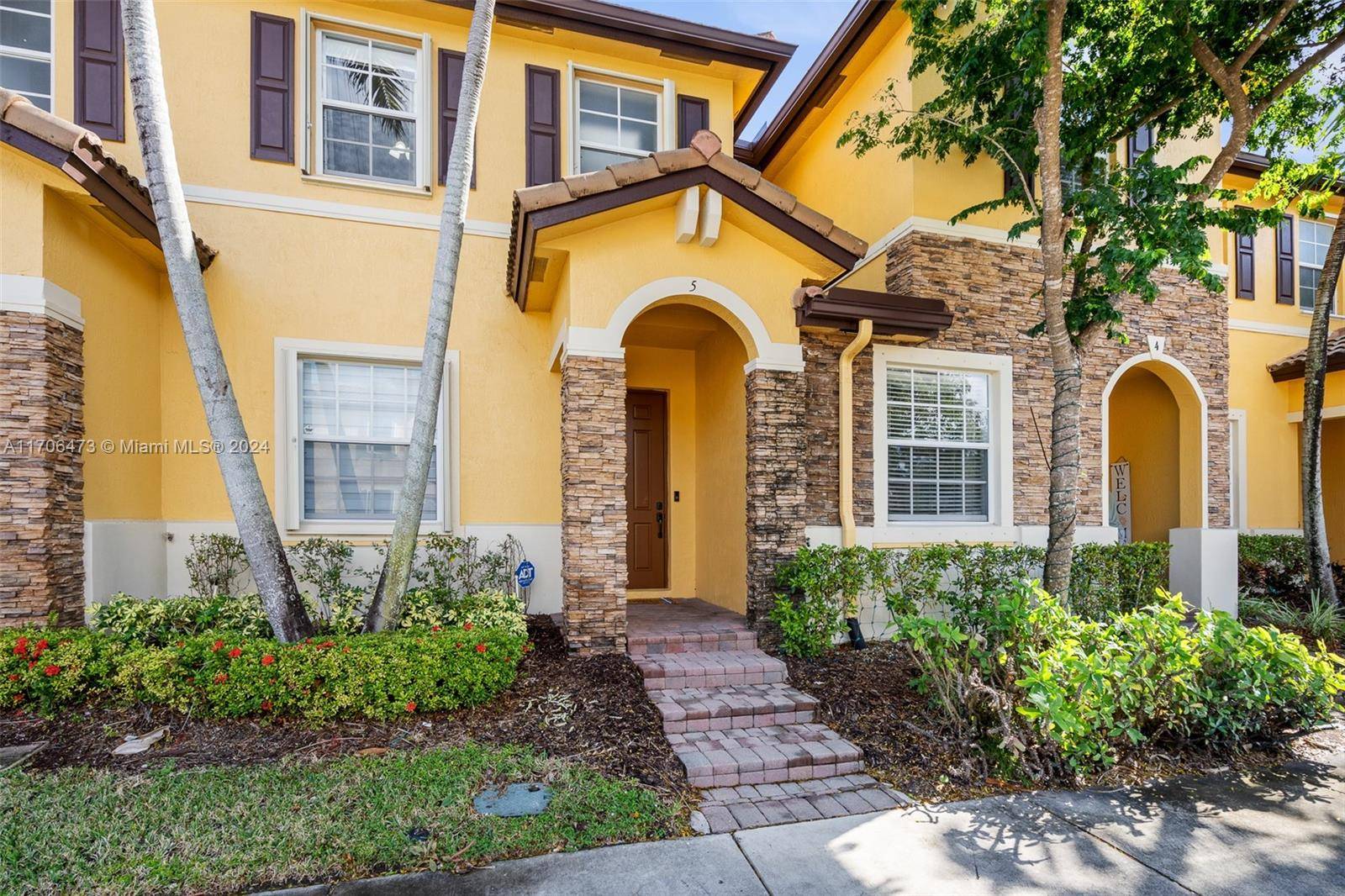 This meticulously maintained 2 bed, 2.