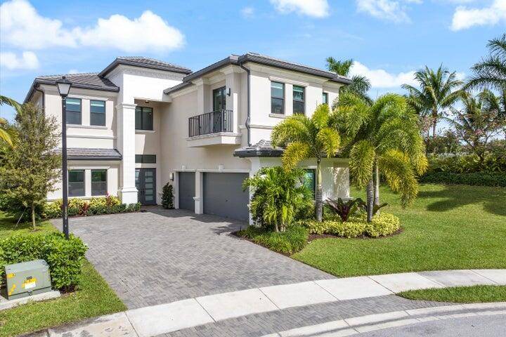 This beautiful 2 story expanded Palma Model boasts 5815 sq ft.