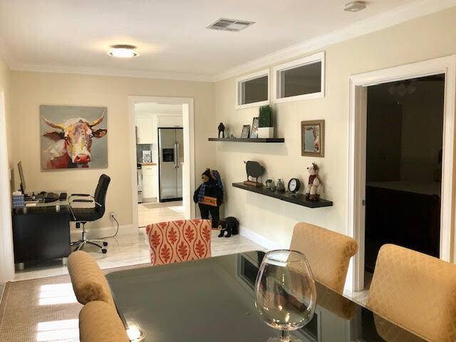 This lovely and wonderfully appointed, private 1 bdrm 1 bath COTTAGE on a 3 ac.