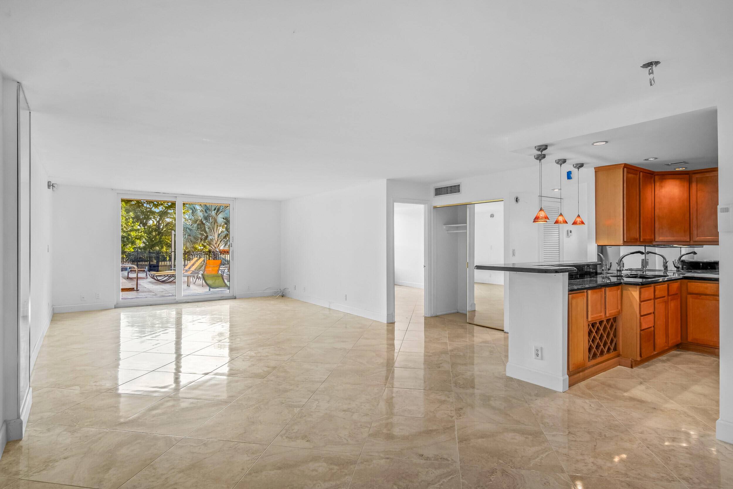 Paradise living ! Updated 2Be 2Ba condo East of Fed.