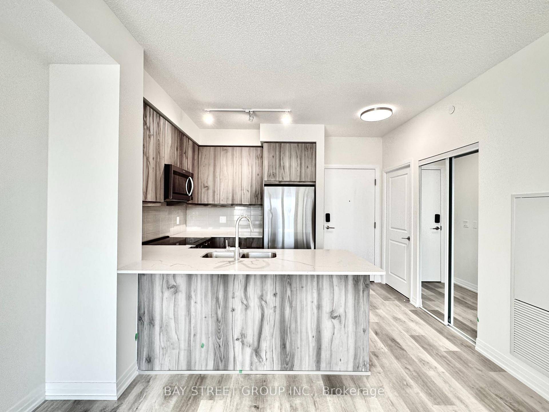 Brand New, Never Lived In 1 Den unit offers around 590 sq.