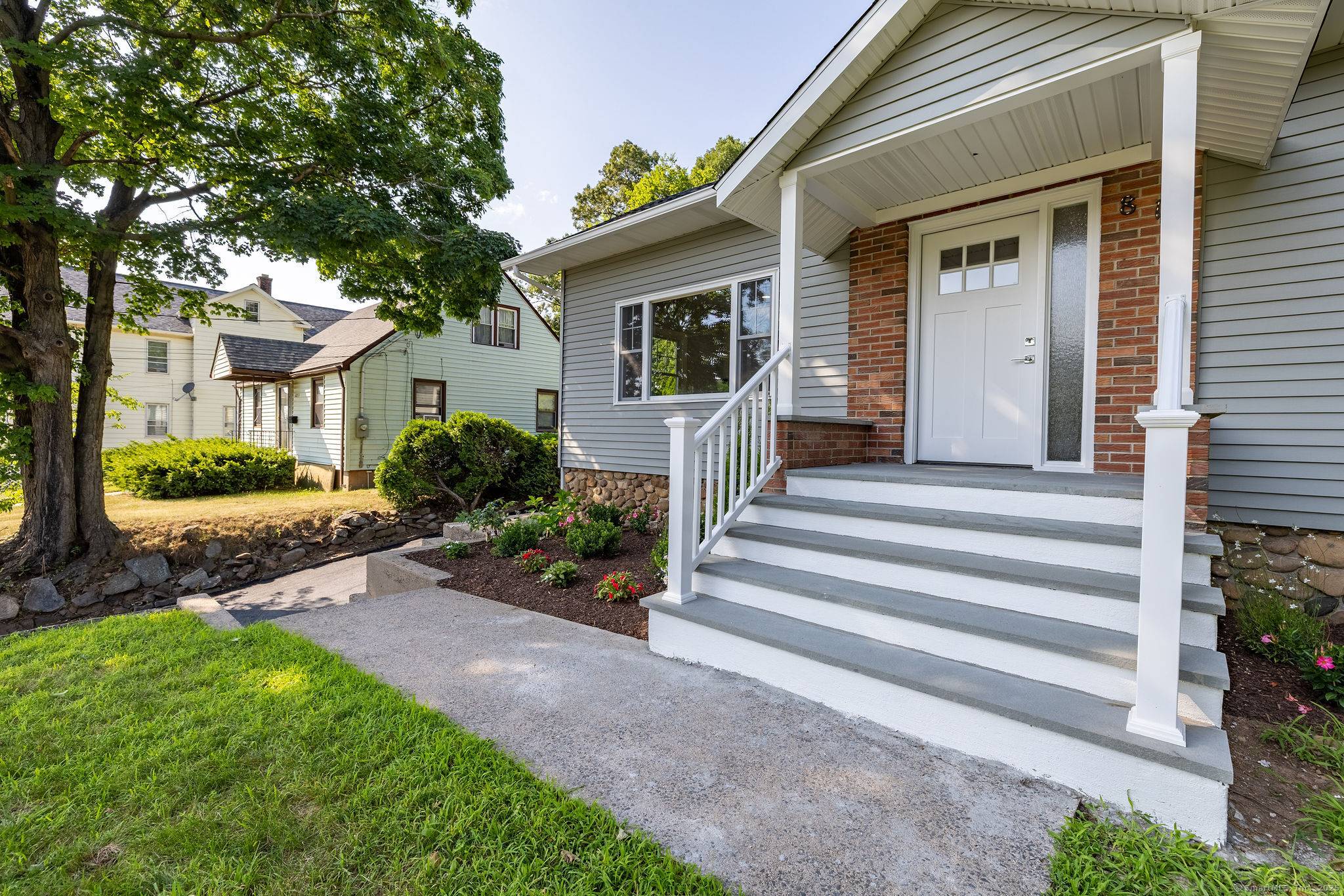 Beautiful Single family fully Renovated with 4 bedrooms in a Desirable Neighborhood !