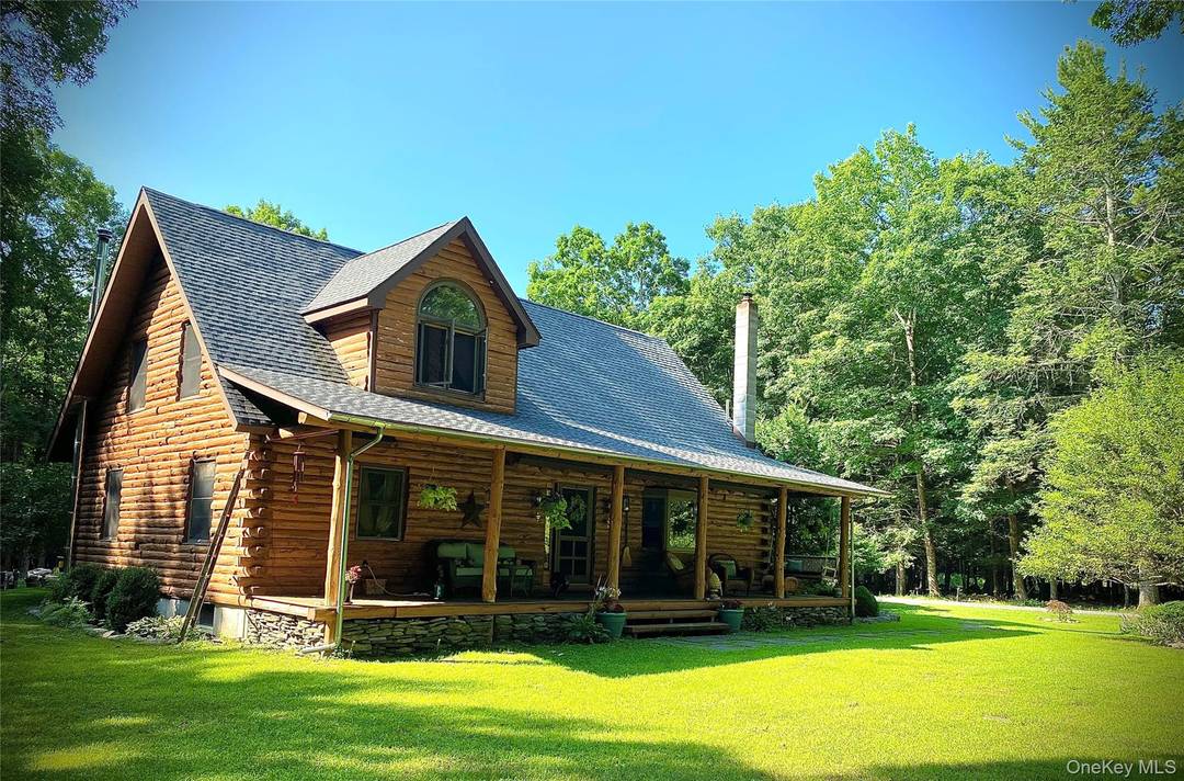 Nestled at the base of the Ashokan High Point mountain, one of the Catskills' most scenic peaks, this beautifully appointed, rustic 5.