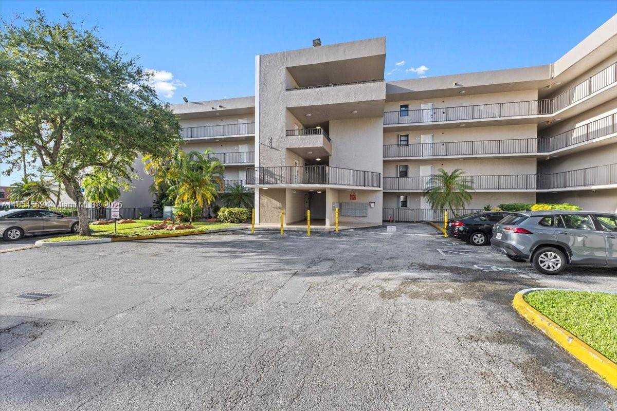 Spacious 2 bedroom, 2 bath condo in the heart of Miami !