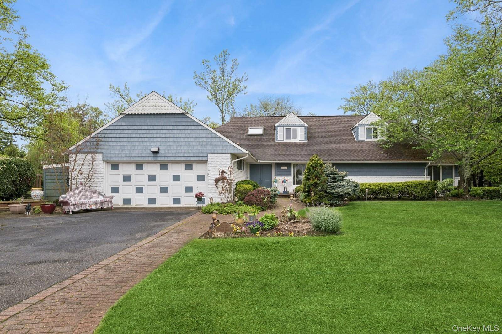 Light filled Hewlett Harbor entertainer s dream on a private, nearly half acre corner lot.