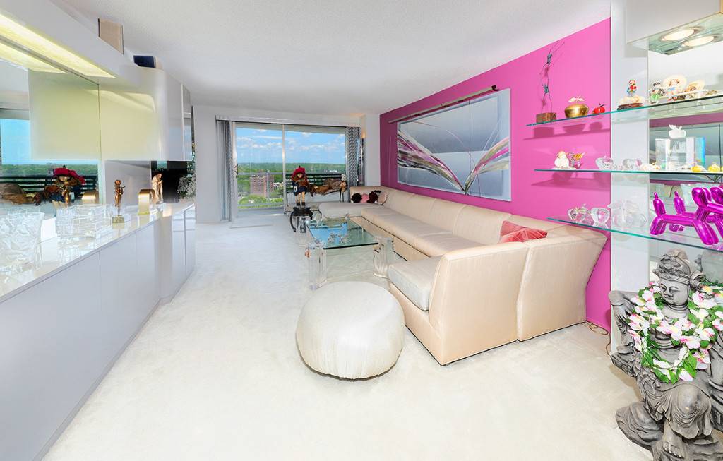 This large and sensibly laid out three bedroom three bathroom apartment with balcony reminds you of the glamour and the elegance of the Hollywood Golden Age era.