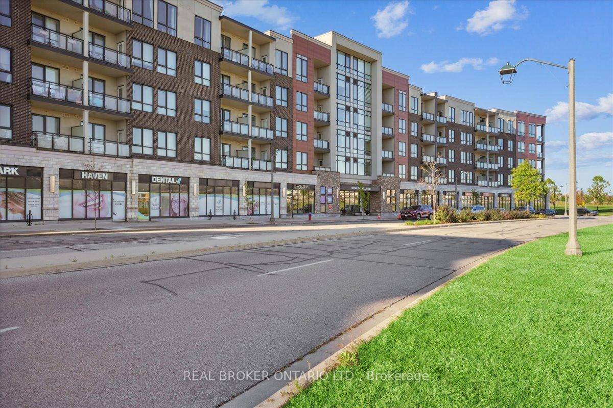 Welcome to this bright and spacious condo in the highly sought after Oak Park community.