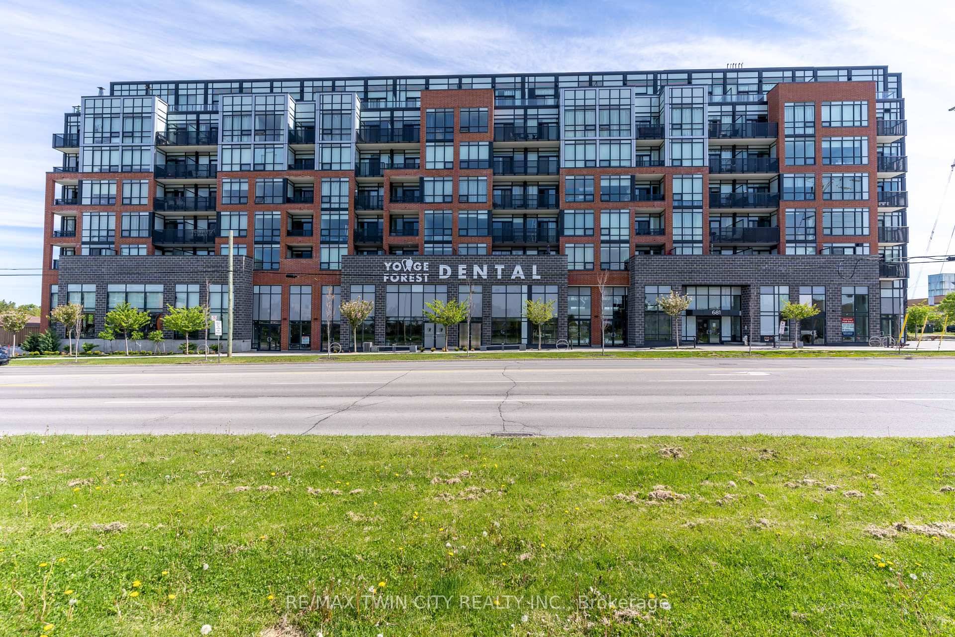 This bright and spacious 1 Den suite is located on the desirable 4th floor and offers modern urban living with stunning city views from your private balcony.
