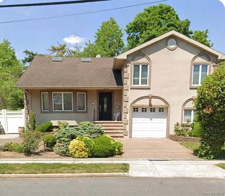 This spacious Woodmere split level house rental boasts 4 bedrooms and 2.