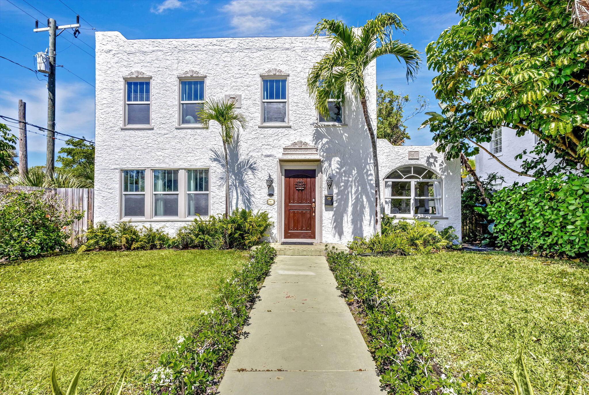 Beautiful, renovated, historic home in the sizzling neighborhood of Northwood Village ; walking distance to great restaurants and shops ; 1 miles from Palm Beach and Downtown WPB.