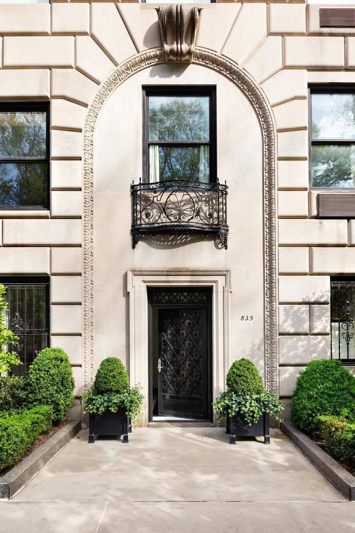 There exists but a very limited number of grand duplex maisonette apartments in Fifth Avenue s finest buildings.