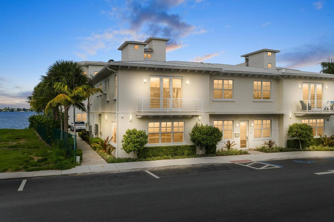 DOWNTOWN STUART LUXURY TOWNHOME WITH ON SITE BOAT SLIP INCLUDED !