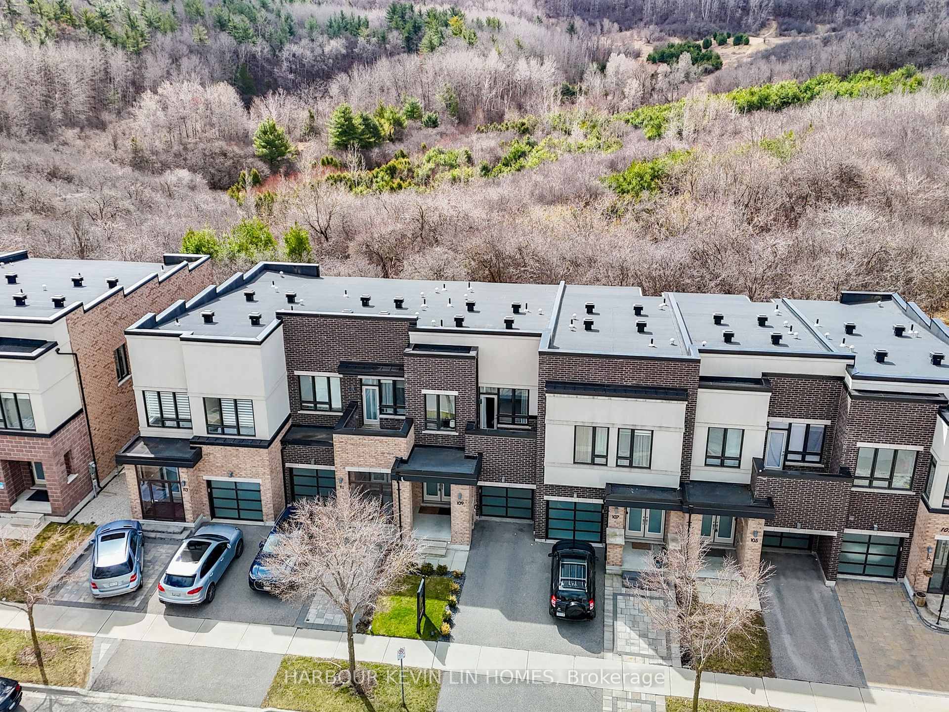R A V I N E ! Stunning, Fully Renovated Townhome in the Highly Sought After Oak Ridges Lake Wilcox.