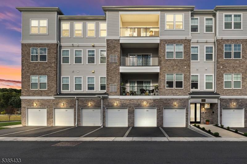 Experience modern luxury in this bright and spacious 3 bedroom, 2 bath penthouse, ideally located in Morris Plains, just minutes from the train station for a quick NYC commute.