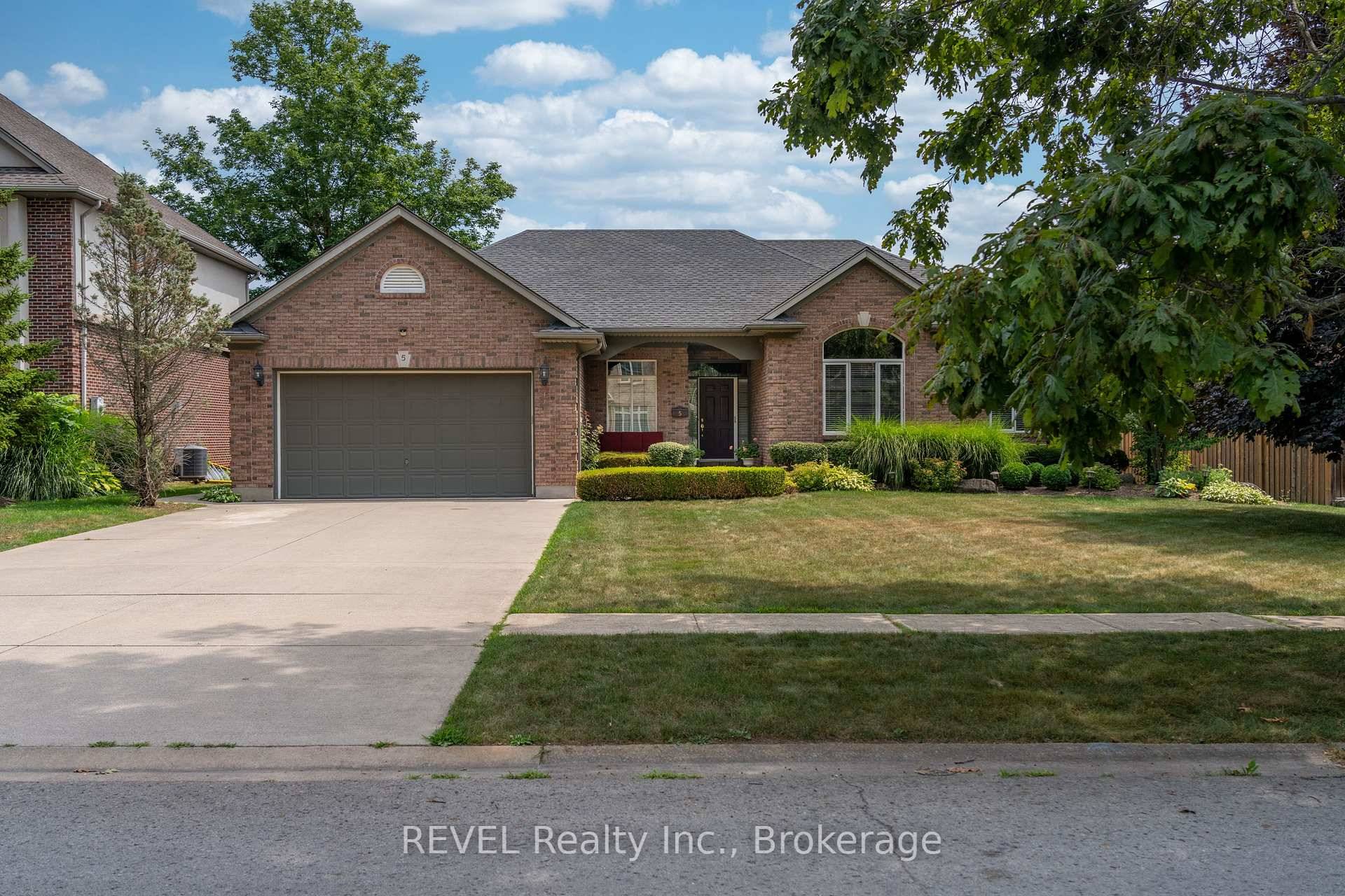 Welcome to this beautifully maintained, one owner brick bungalow in desirable Fonthill neighbourhood, built by Serafino Homes in 1998.