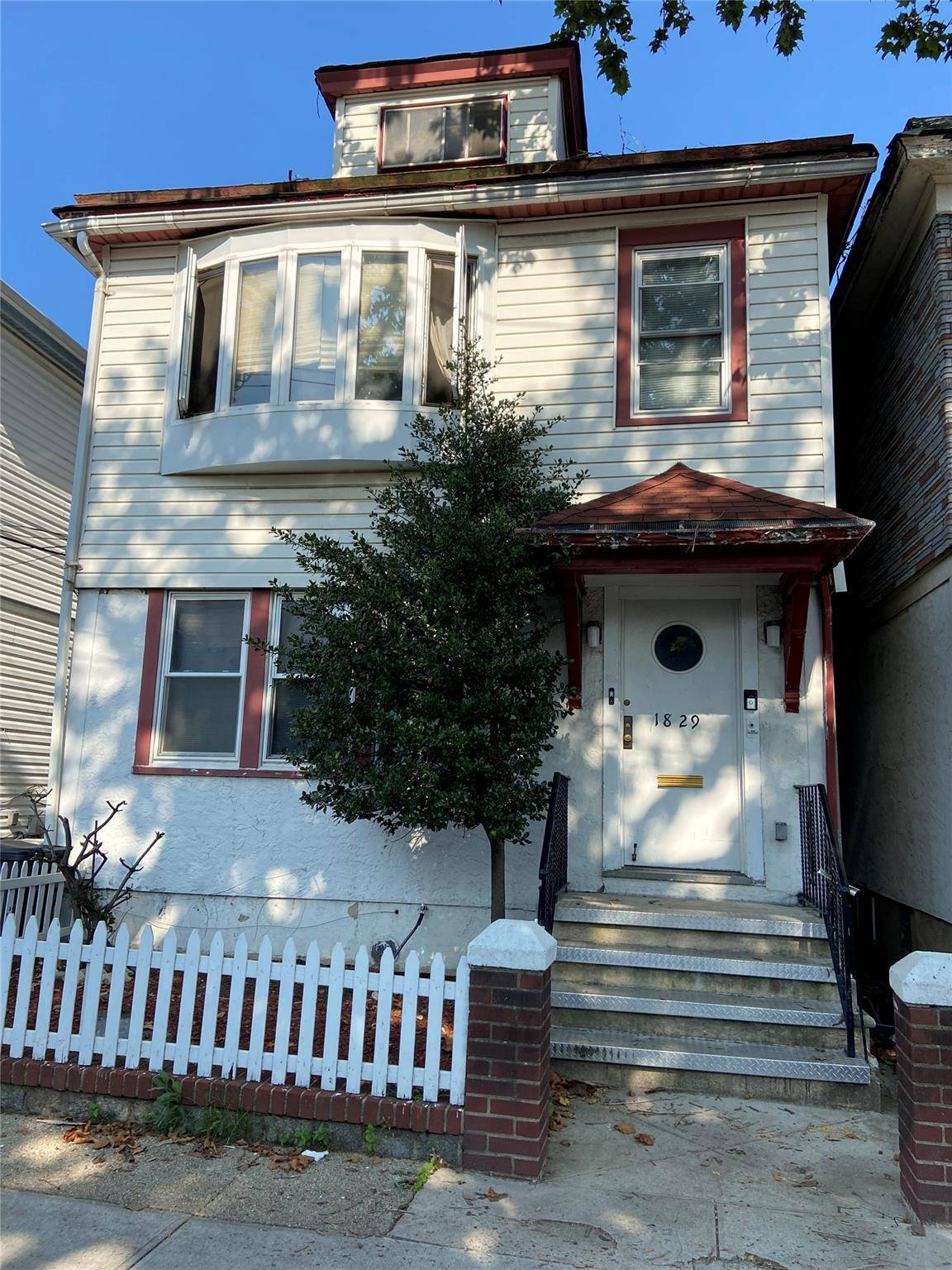 2 Dwelling house. Zoning M1 1, building size 20x46, lot size 25x100.