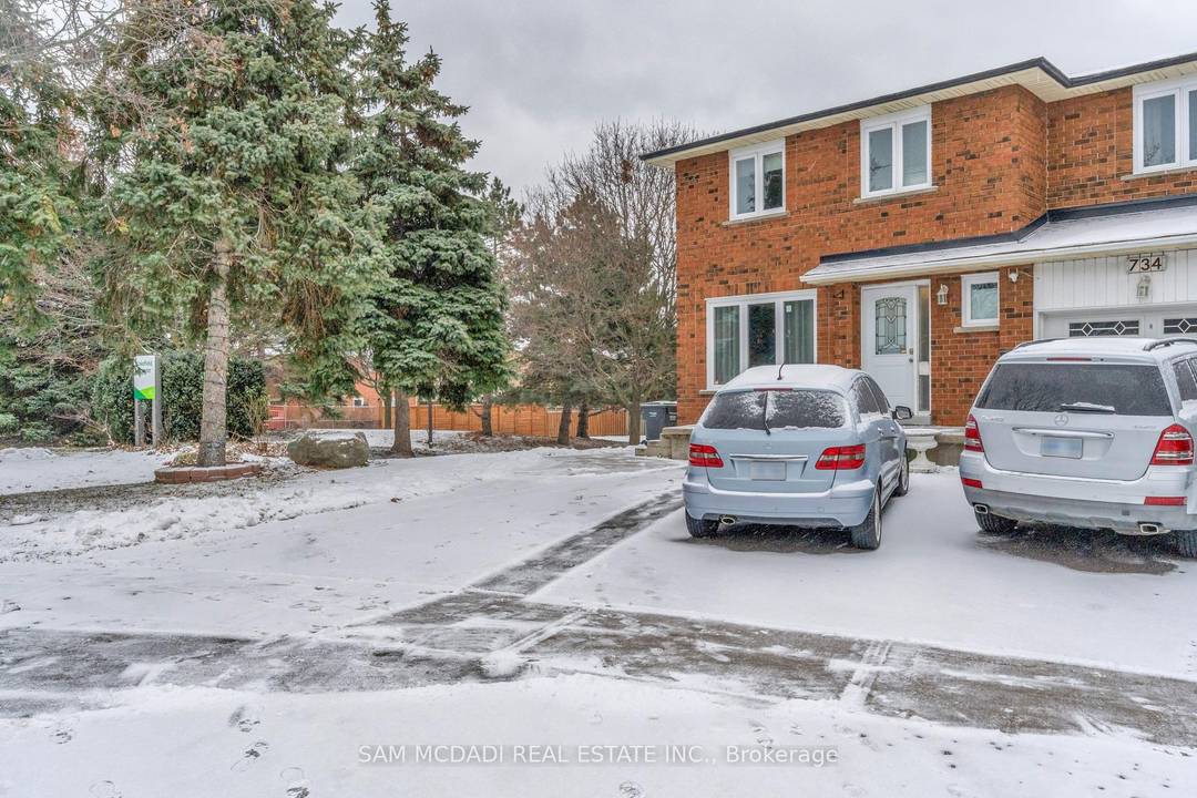 Bright and spacious upper level unit located in a quiet Mississauga neighbourhood.