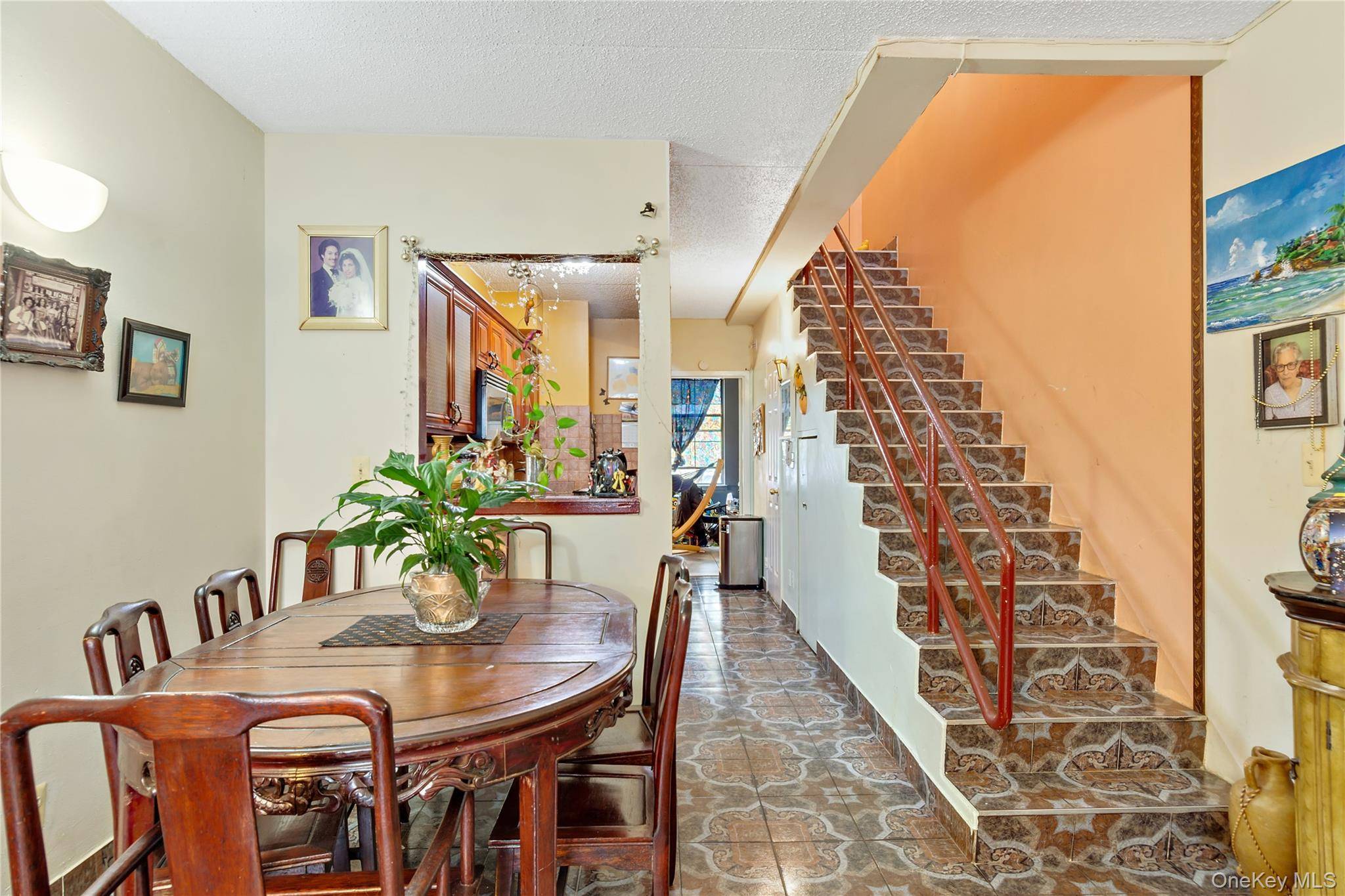Young amp ; Spacious condo in the Melrose Neighborhood features 3 bedrooms duplex, 1.