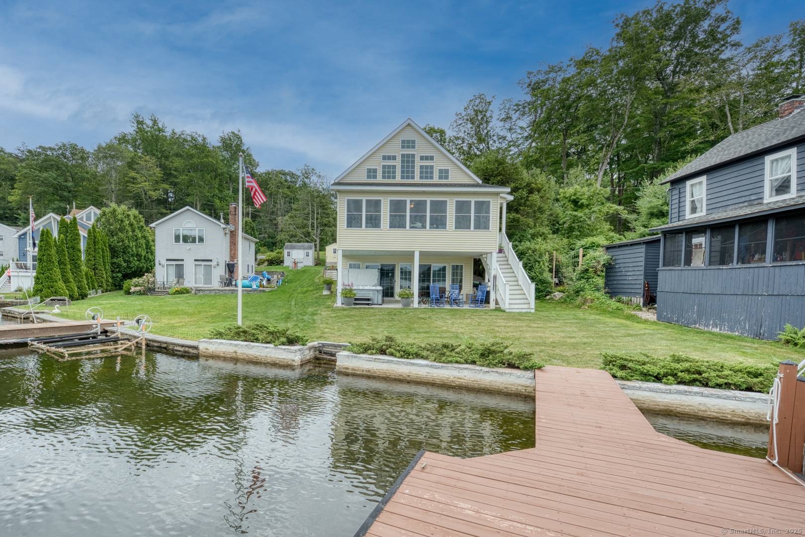 Welcome to lake living at its finest !