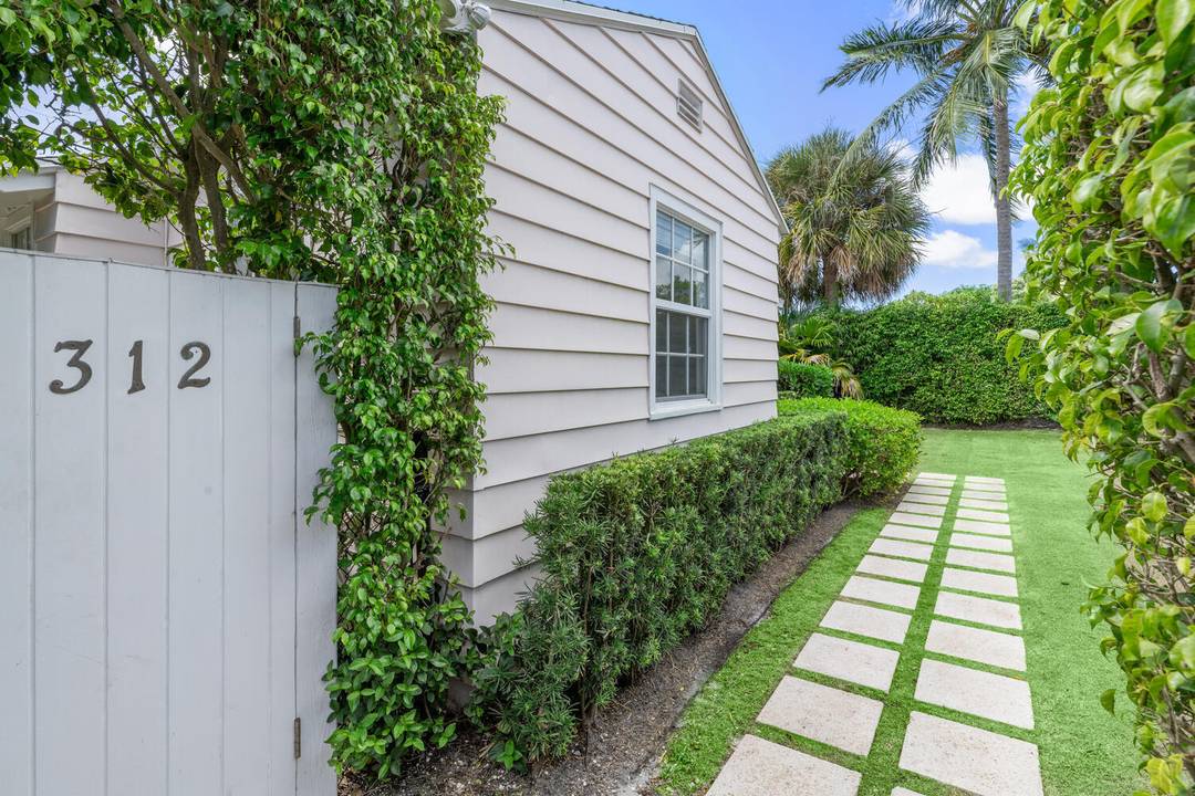 Serene Winter Retreat available in the Heart of West Palm Beach !