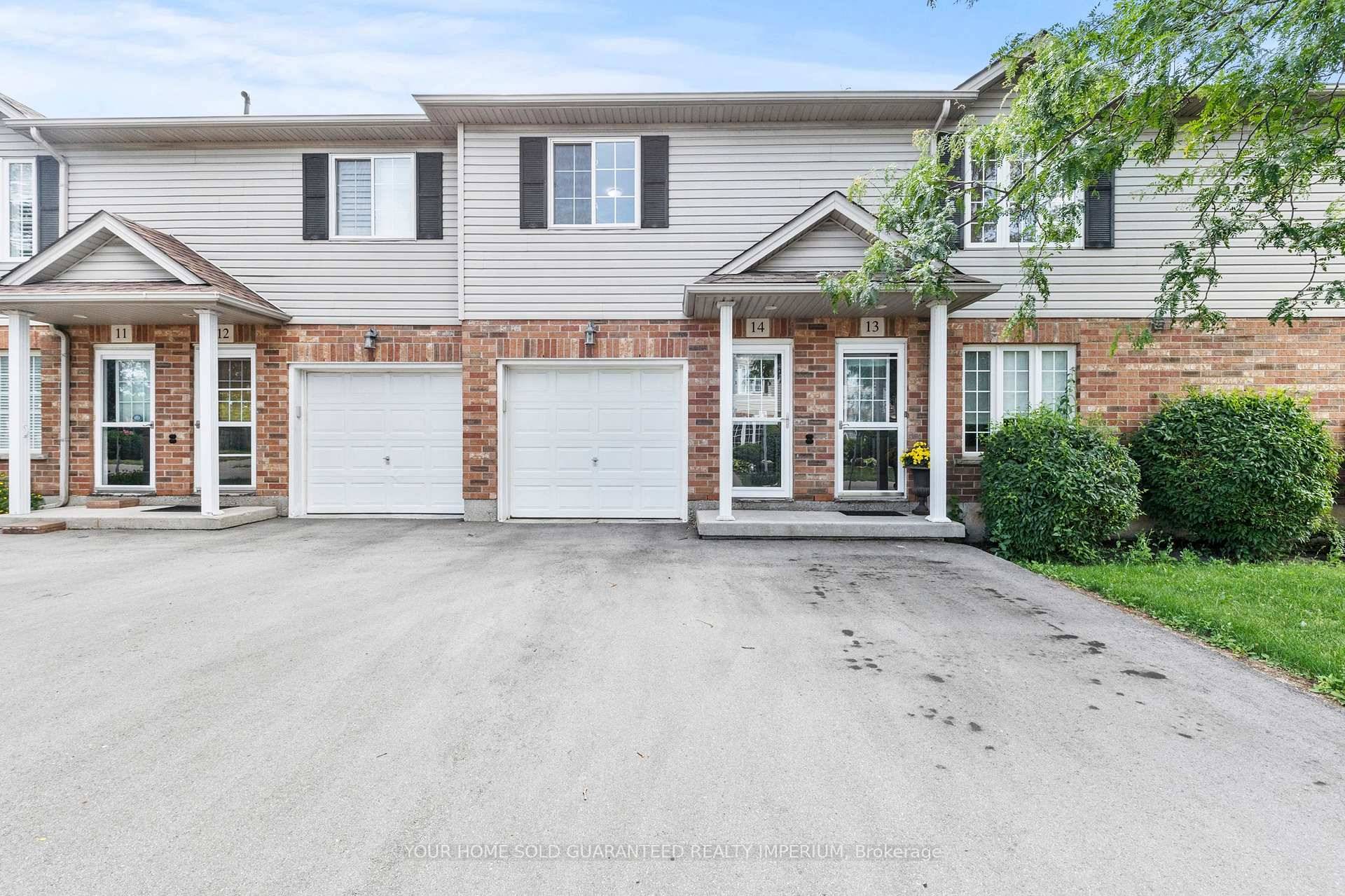 Welcome to this spacious stacked townhouse located on the desirable Hamilton Mountain.