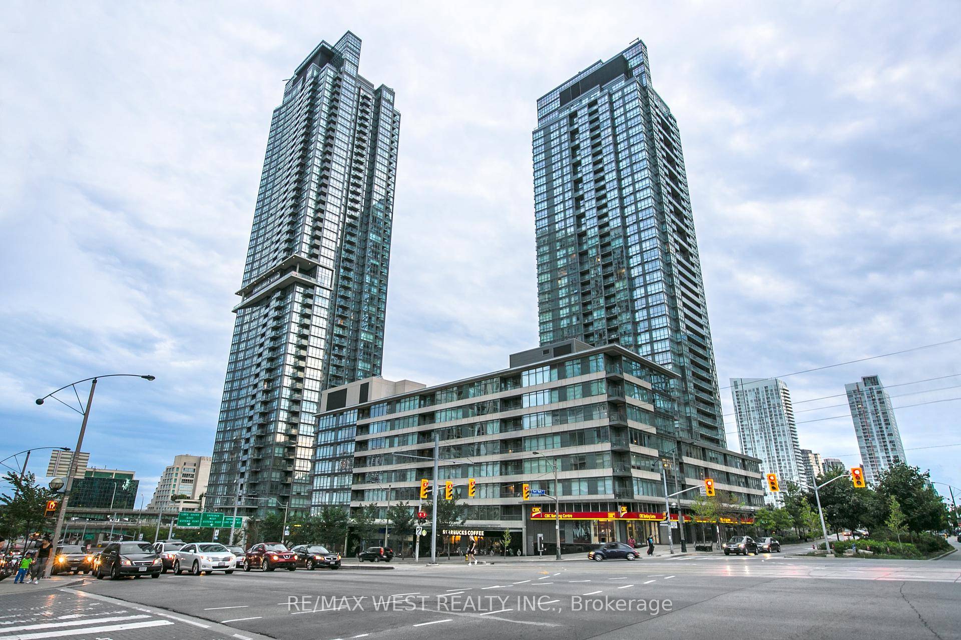 Situated in the heart of the city, this immaculate 1 bedroom suite in the sought after CityPlace community offers stunning views of both downtown Toronto and the lakefront.