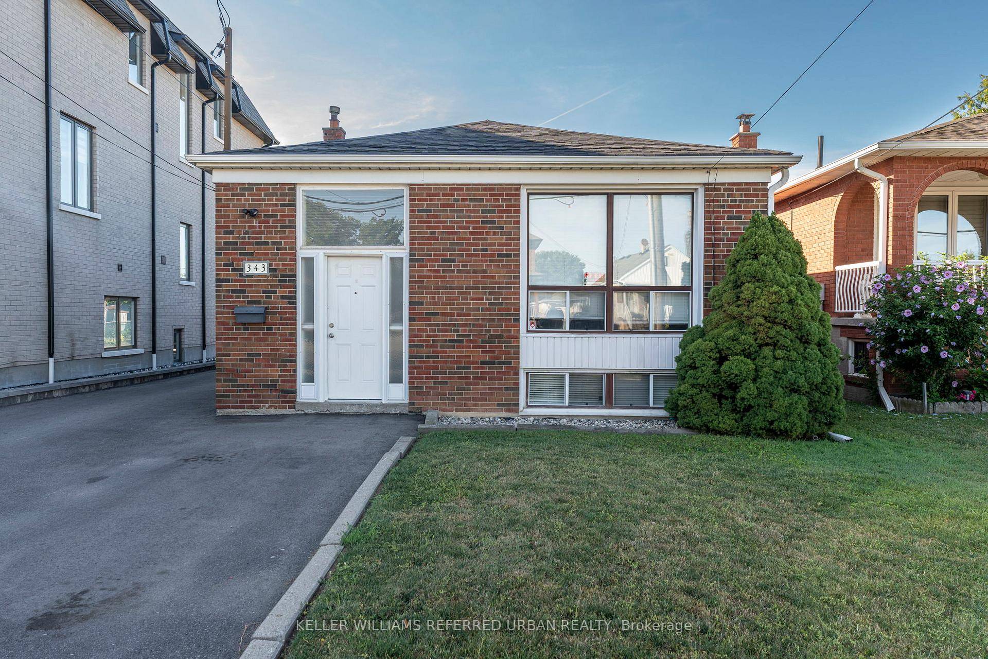 Welcome to this well maintained 3 bedroom, 1 bathroom main floor only unit in a detached bungalow.
