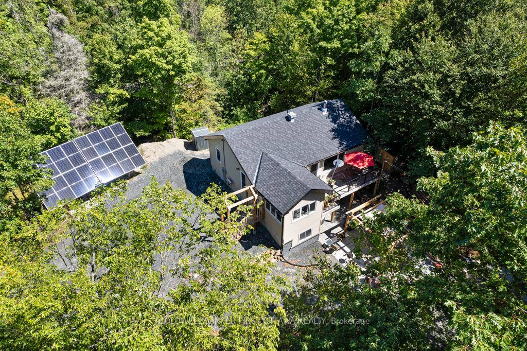 Off Grid Living at Its Finest !